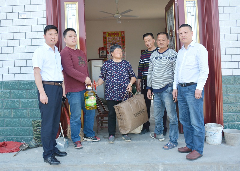 朱文霞慰问贫困户.jpg